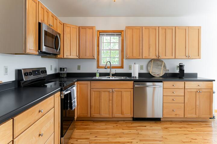 Large house close to DT 2 King beds 2 Queens gallery image 4