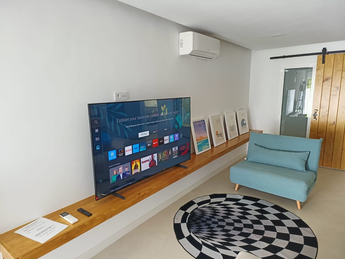 Top performing Airbnb: Seafront Apartment – Walk to Everything WIFI in La Oliva