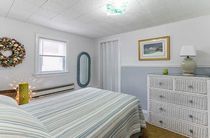 Spálňa v apartmáne pri západe slnka