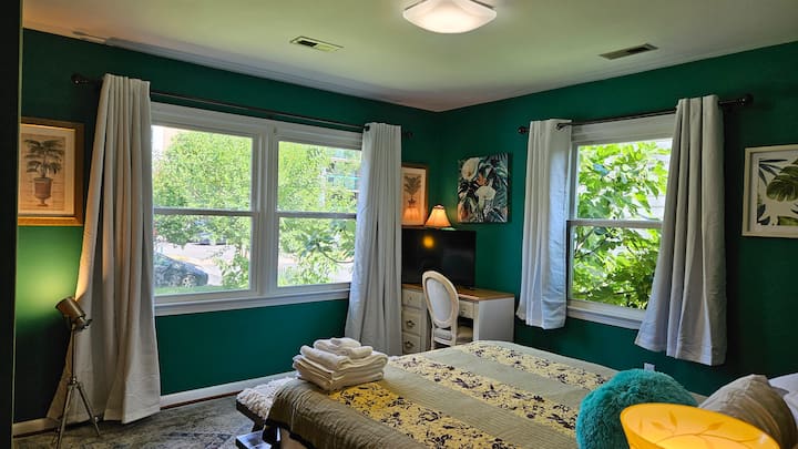 Chumba cha Kijani, Ni Chumba Maalumu cha Chumba cha kulala chenye bafu la kujitegemea. Madirisha makubwa ya kuruhusu Mwangaza wa Jua mwingi, ndiyo sababu Droo Nyeupe na Mapazia ni ya aina ya "Black-Out". Makabati 2 ya ukubwa kamili, dawati/kiti na televisheni nyingine 