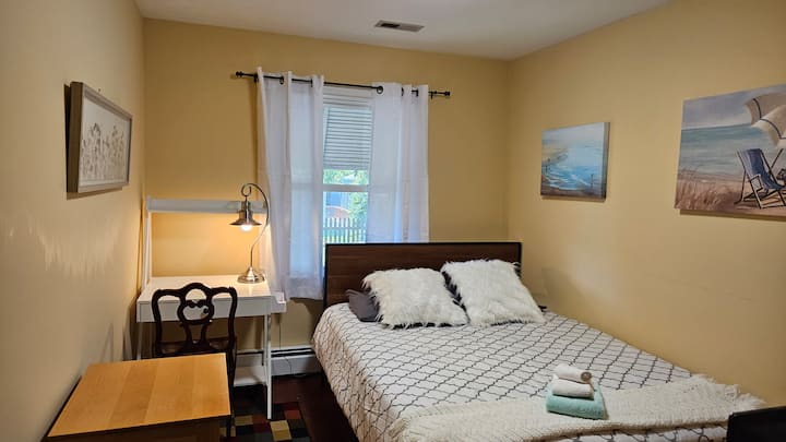 Hiki ndicho kidogo zaidi kati ya vyumba 3 vya kulala lakini kina kitanda cha kumbukumbu cha ukubwa wa malkia, dawati lenye kiti, meza ya mwisho ya kuhifadhi na sehemu nyingine nzuri ya kutembea.