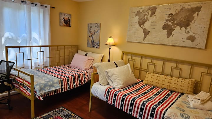 Kuna vitanda viwili vya kipekee vya Povu la Kumbukumbu, dawati, kiti cha dawati na Televisheni mahiri