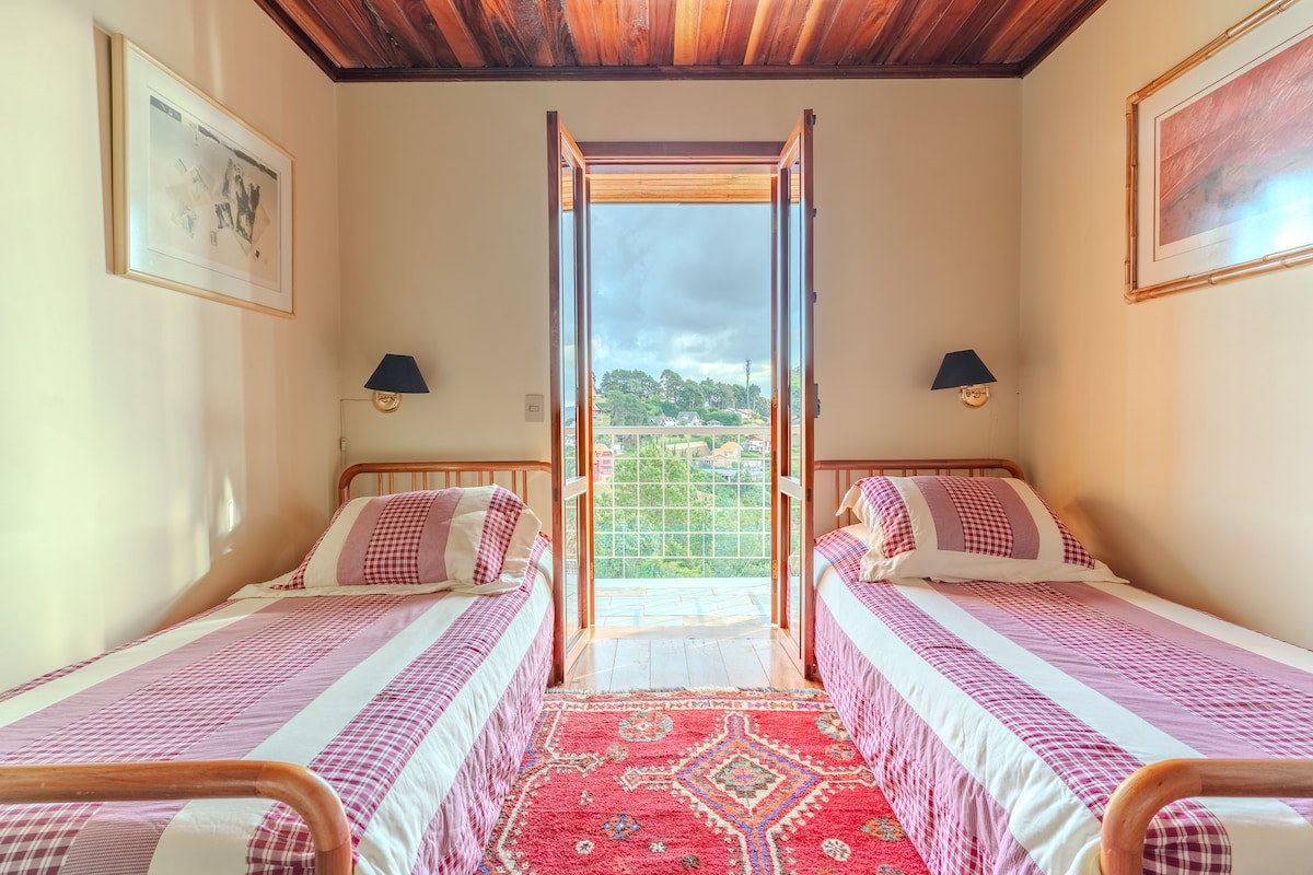 Útulná dvojlôžková izba – pohodlie a pokoj

Svetlá a útulná atmosféra s 2 pohodlnými samostatnými lôžkami a výhľadom na zeleň. Ideálny priestor pre tých, ktorí hľadajú pokojné noci a príjemnú horskú klímu.