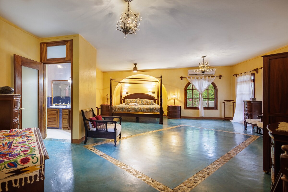 Dhoma kryesore ka një planimetri mahnitëse, të kompletuar me një krevat dopio "king-size", ajër të kondicionuar, një ventilator tavani dhe një banjë brenda në suitë. Dizajni i tij i bukur siguron një qëndrim të rehatshëm.