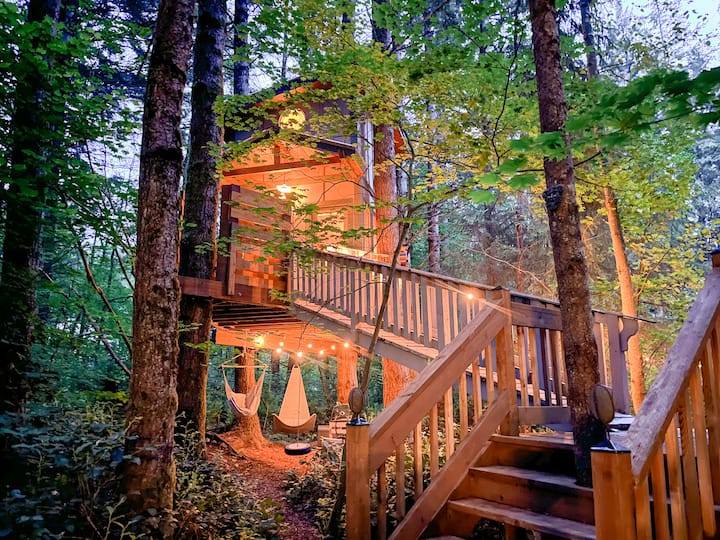 Mama Moon Treehouse - Treehouses for Rent in Fall City, Washington ...