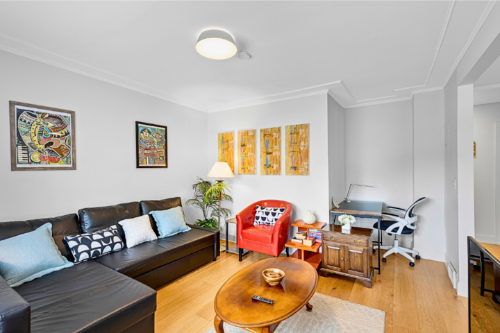 Prime Location | Sleeps 6 | Downtown | Park Free - Beverly Hills, MI