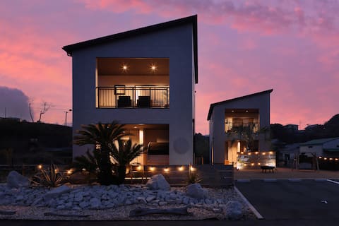 Small dogs welcome | 30-second walk from the sea, a villa with a superb ocean view and private sauna