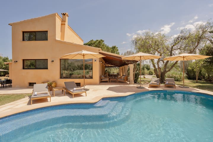 Luxury villa with heated pool, 5 min from beach