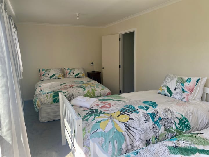 نوم دافئ جميل يتكون من سرير بحجم كوين وسريرين فرديين كبيرين.   يمكن الوصول إلى الحمام من خلال غرفة تغيير الملابس. يتكون الحمام من دش ومرحاض. 