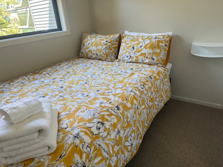 غرفة النوم 3. غرفة نوم صغيرة. السرير مزدوج طويل