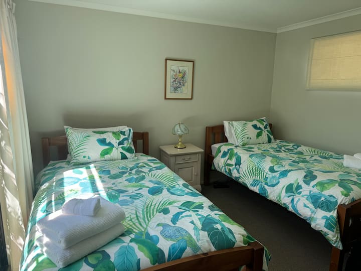 غرفة مزدوجة كبيرة مع خزائن ملابس. أسرّة مفردة بسرير كينج