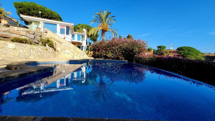 Costa Brava Villa vistas al mar gallery image 3