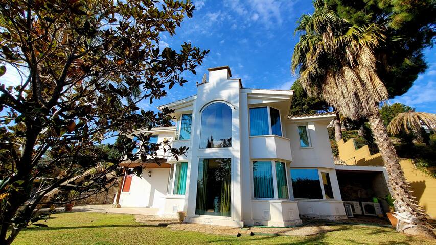 Costa Brava Villa vistas al mar gallery image 4