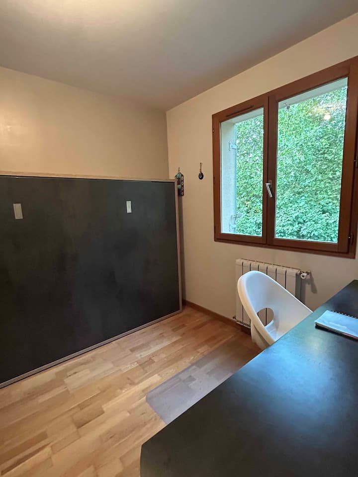 Chumba cha kulala kilicho na kitanda cha kuvuta na dawati kubwa