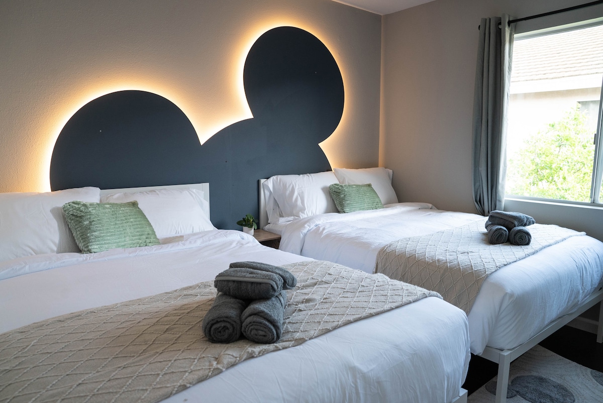 המיקי הנסתר שלנו באחד מחדרי השינה הייחודיים שלנו מצוידים ב -2 מיטות בגודל מלא. מושלם גם למבוגרים וגם לילדים.