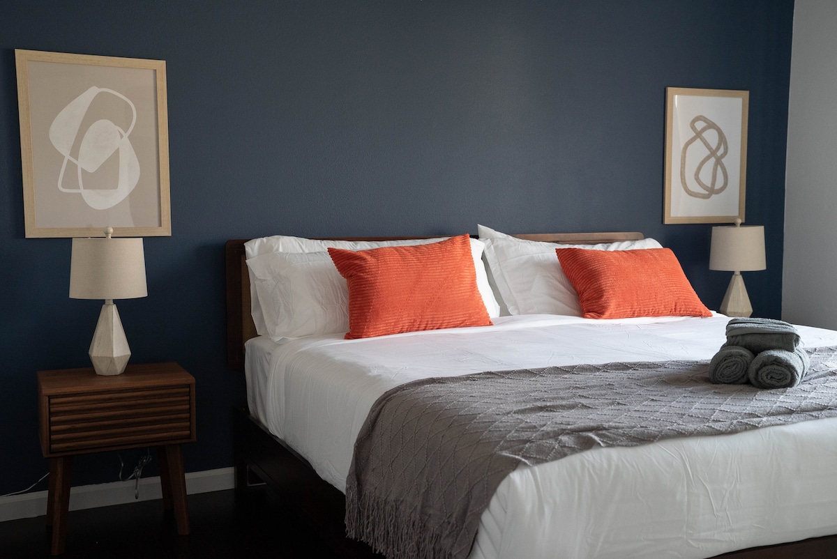 חדר שינה 2 עם מיטת קינג - סייז, טלוויזיה חכמה 55אינץ ', שידות לילה וחדר רחצה צמוד