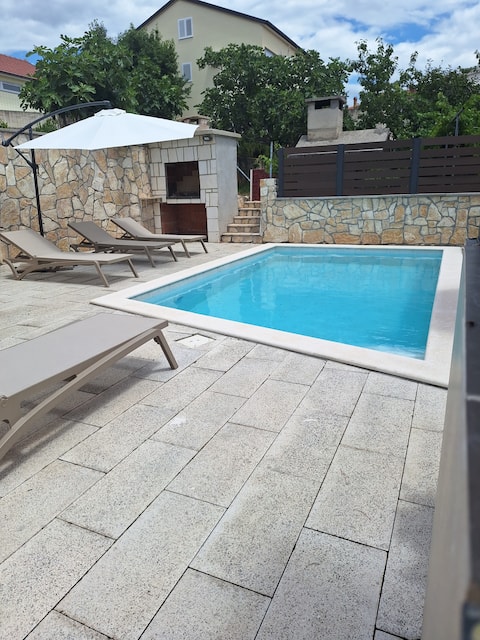 Luxury Apartment IMOTA ,private pool,EV charger