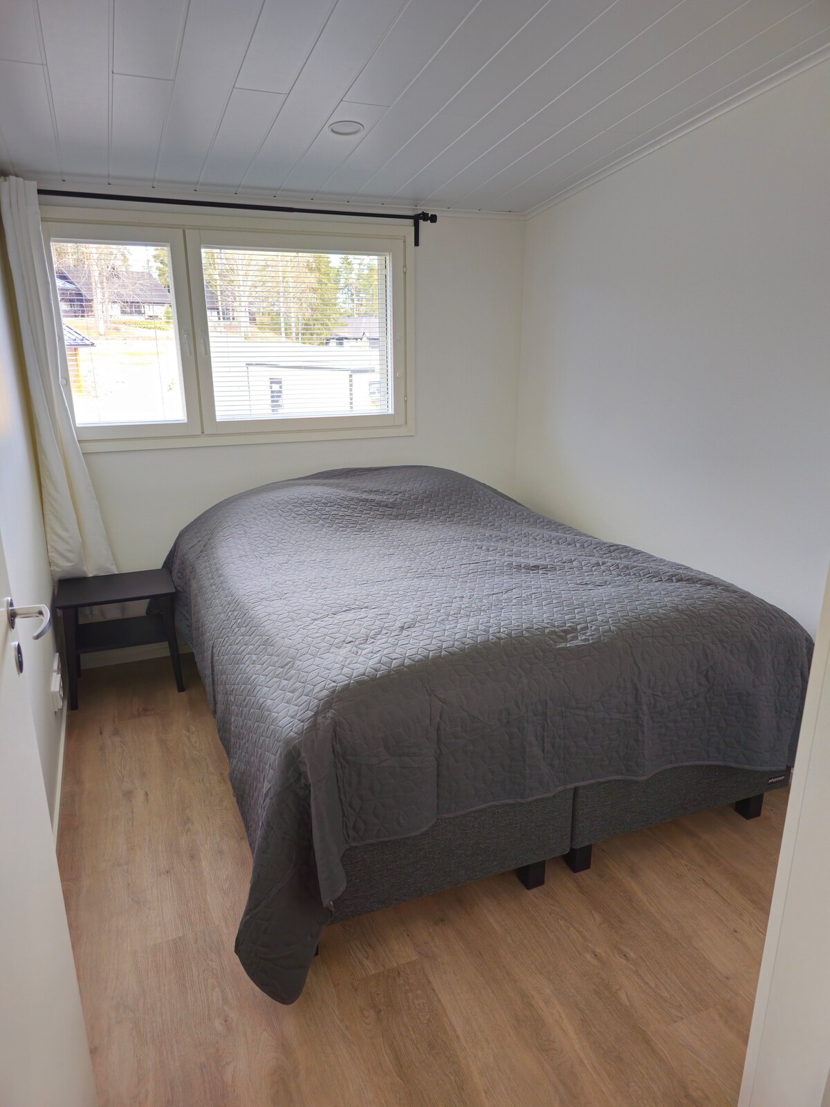 El dormitorio 2 tiene una cama doble en un colchón ancho. Ventana de ventilación, persianas y gabinetes para guardar tus pertenencias.