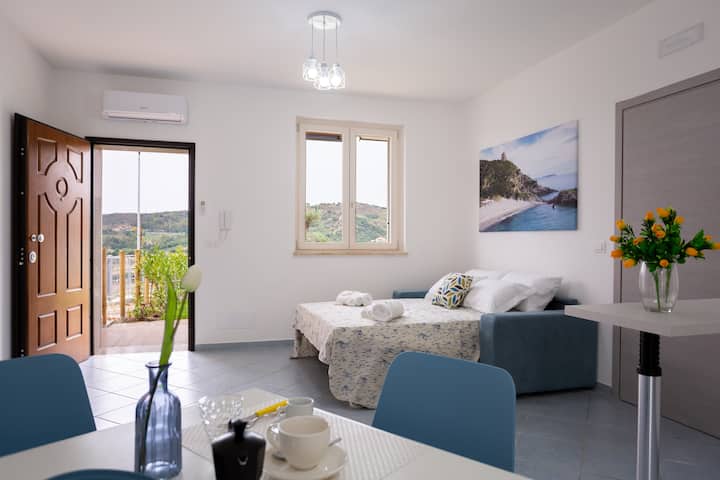 ตรงทางเข้าโซฟาแสนสบายเปลี่ยนเป็นเตียงคู่ที่สะดวกสบายเพื่อรองรับเตียงเสริมได้ตามคำขอเท่านั้น