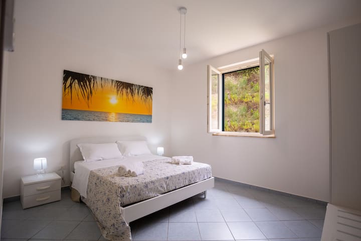 ห้องพักที่มีธีมของเราได้รับการออกแบบมาเพื่อความสะดวกสบายของคุณในช่วงวันหยุด
พื้นที่กว้างขวางและตู้เสื้อผ้าที่สมบูรณ์แบบเพื่อรองรับข้าวของส่วนตัวทั้งหมดของคุณ เพลิดเพลินกับความสะดวกสบายของเครื่องปรับอากาศและวิวลานบ้านจากหน้าต่าง 