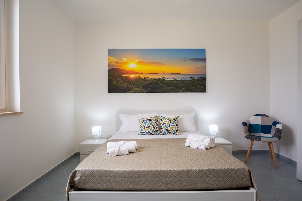 ברוכים הבאים לווילה סול! 
החדרים שלנו משקפים את האווירה שטופת השמש של שם הווילה, עם בדים גדולים שמוסיפים מגע מואר ומזמין לחוויה שלכם. 
