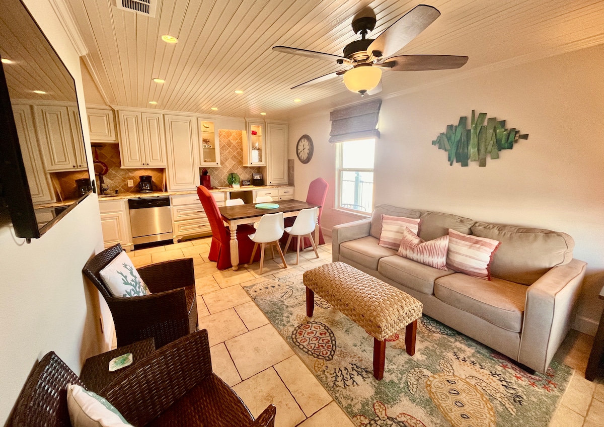 Acogedora sala de estar, que incluye sofá cama de tamaño completo con colchón de espuma nuevo.