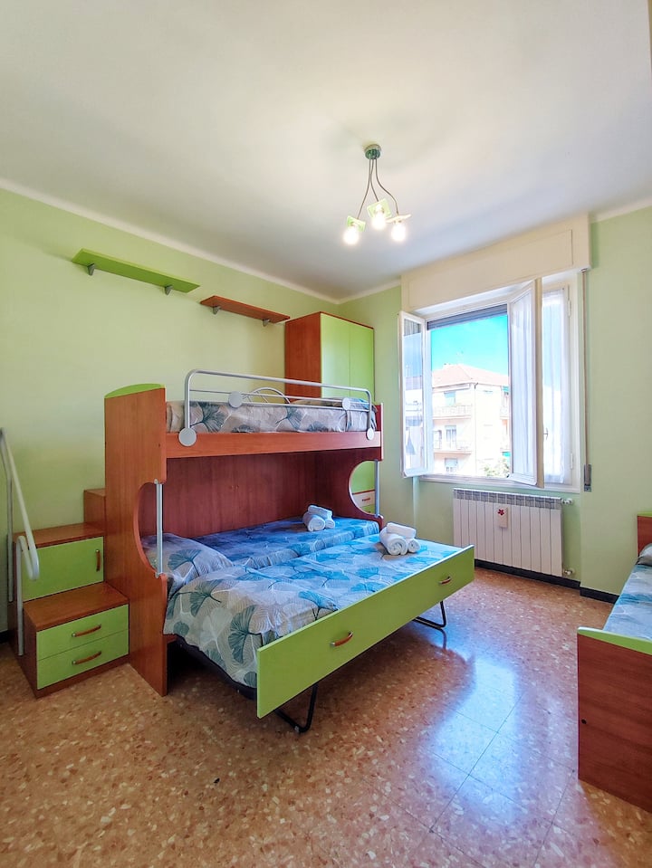 El segundo dormitorio espacioso y luminoso tiene una litera y dos camas individuales con la posibilidad de unirse a ellas en una cama doble. Completo con armarios, cómoda y juegos infantiles, es ideal para una estancia cómoda y divertida.