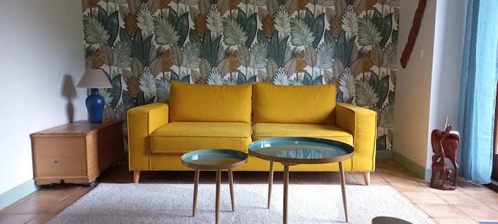 リビングからは、テラスと山々の景色をお楽しみいただけます。 ベイウィンドウには自然光が差し込んでいます。