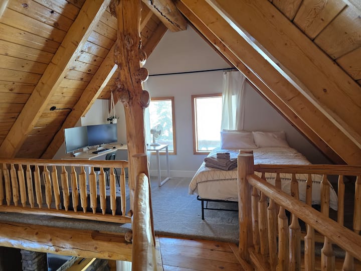 Bračni krevet (160x200) u potkrovlju, pored ureda, preko drvenog mosta.  Ovo je otvoreni prostor, a ne privatna soba. 