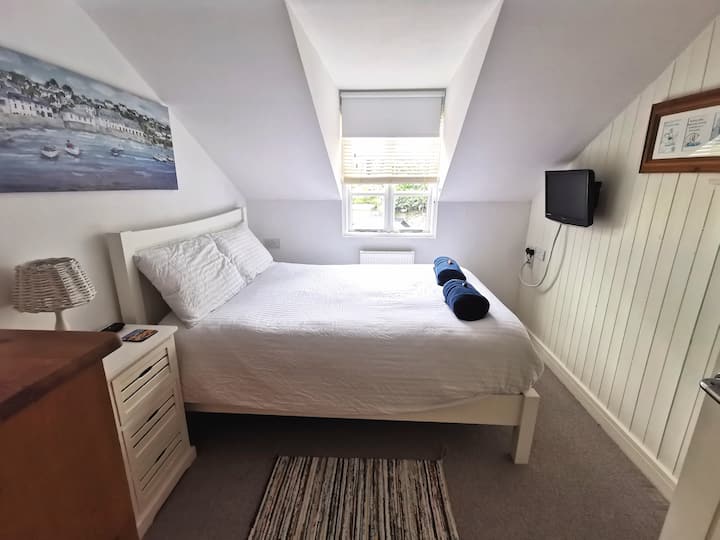 Ka një hekurudhë dhe sirtarë për rrobat që nuk janë të dukshme në këtë fotografi. 