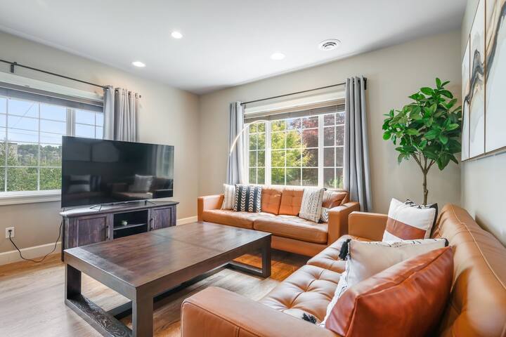 Seattle / Gorgeous 4 BR Home / Free Parking gallery image 2