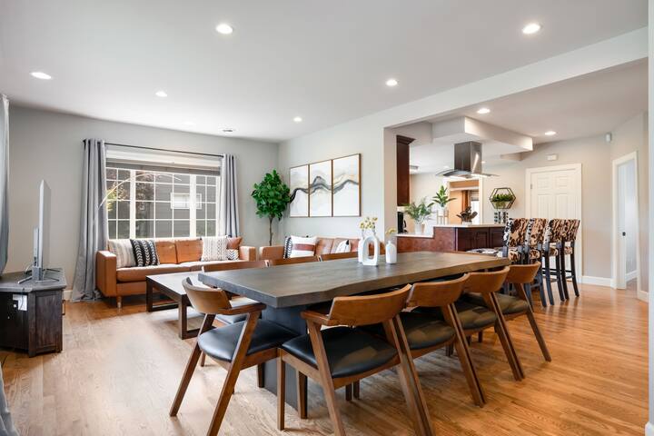 Seattle / Gorgeous 4 BR Home / Free Parking gallery image 5