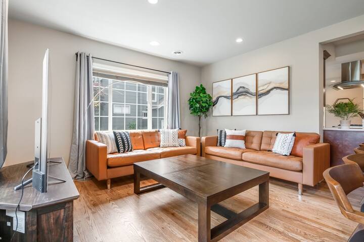 Seattle / Gorgeous 4 BR Home / Free Parking gallery image 3