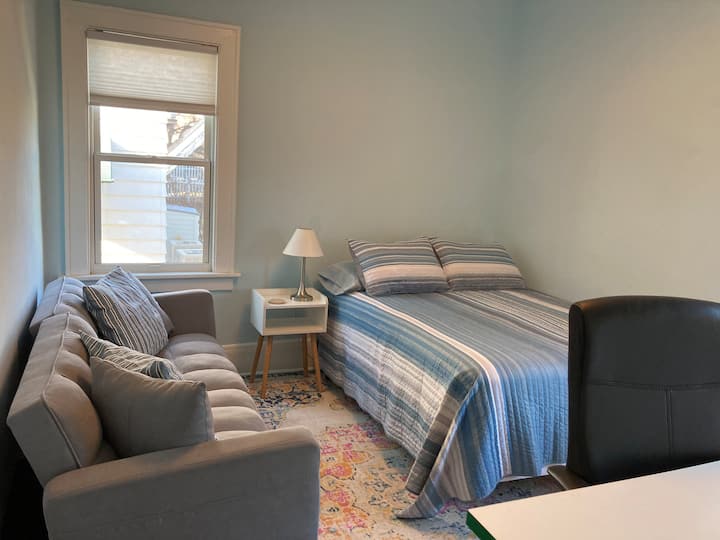 Третата спална соба е флексибилен простор со двоен кревет, биро и кауч кој може да се преклопи за спиење.