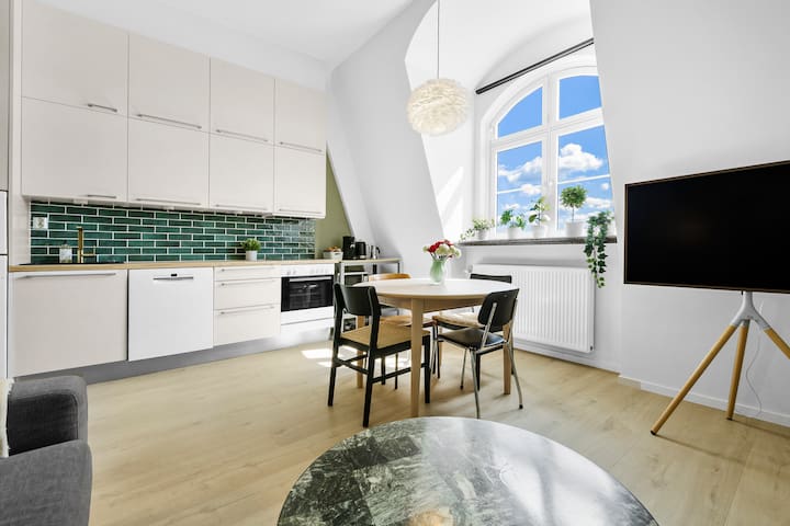 2BR City Center Apt: Opera + Munch + Royal Views