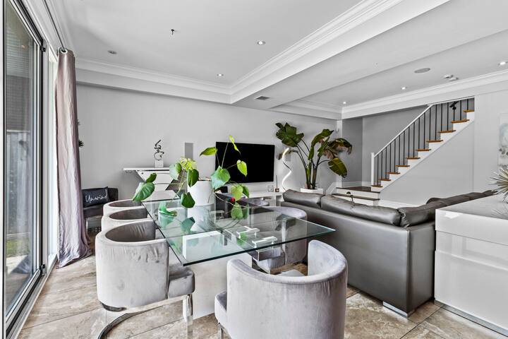 Luxury Home. Heated Salt Pool, Parking, Office gallery image 5