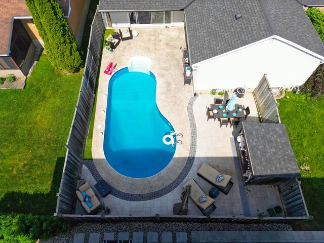 Luxury Home. Heated Salt Pool, Parking, Office gallery image 3