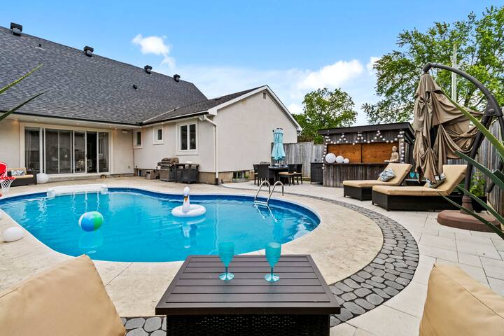 Luxury Home. Heated Salt Pool, Parking, Office gallery image 2