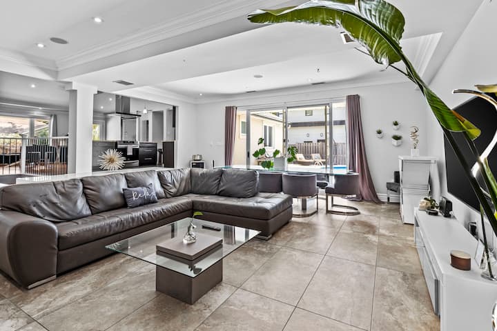 Heated Salt Pool | Luxury 5 Bed | Central Location - Ottawa