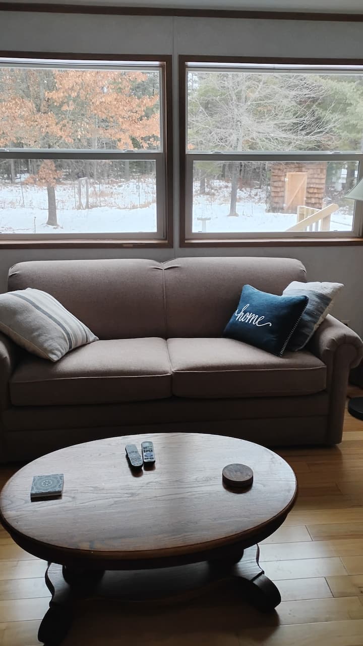 Confortevole nuovo counch per rilassarsi! Si trasforma in letto matrimoniale per due persone.