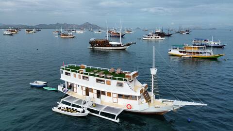 Komodo Ocean Majesty Yacht (9 - 12 Persons)