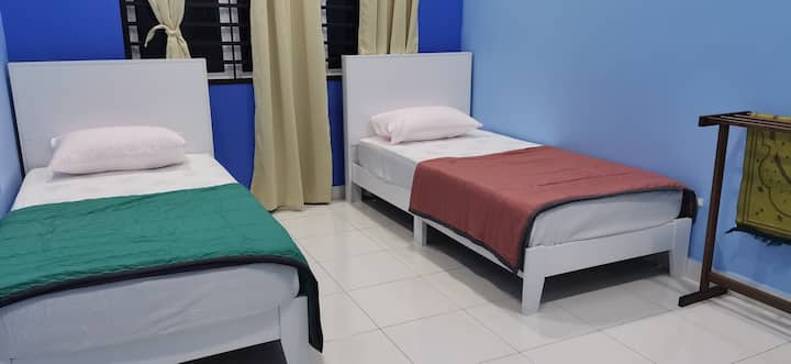 Два единечни кревета со дополнителни перници
Комплетно климатизиран 
Тавански вентилатор
Добро осветлена соба
Прозорец и завеса
Сеџада 

Пространа и удобна соба 