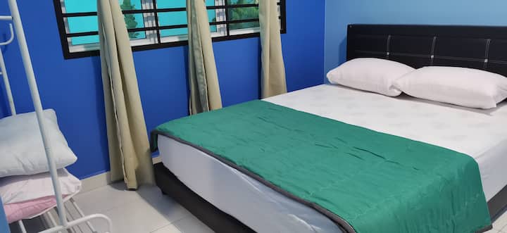 Брачен кревет (широк 150-179 см) со дополнителни перници 
Комплетно климатизиран 
Тавански вентилатор
Добро осветлена соба
Прозорец и завеса