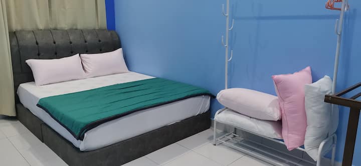 Брачен кревет (широк 150-179 см) со дополнителна перница
Комплетно климатизиран 
Тавански вентилатор
Добро осветлена соба
Прозорец и завеса
Сеџада 

Пространа и удобна соба 