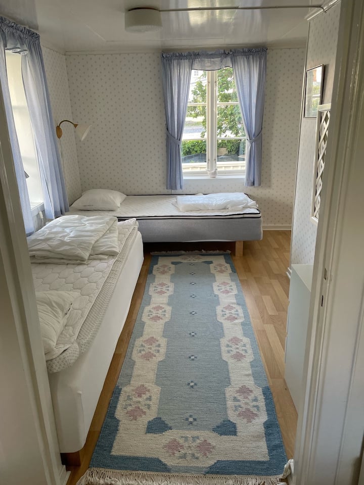 Удобна спална соба во подрумот. Два единечни кревета (80 см и широки 90 см).