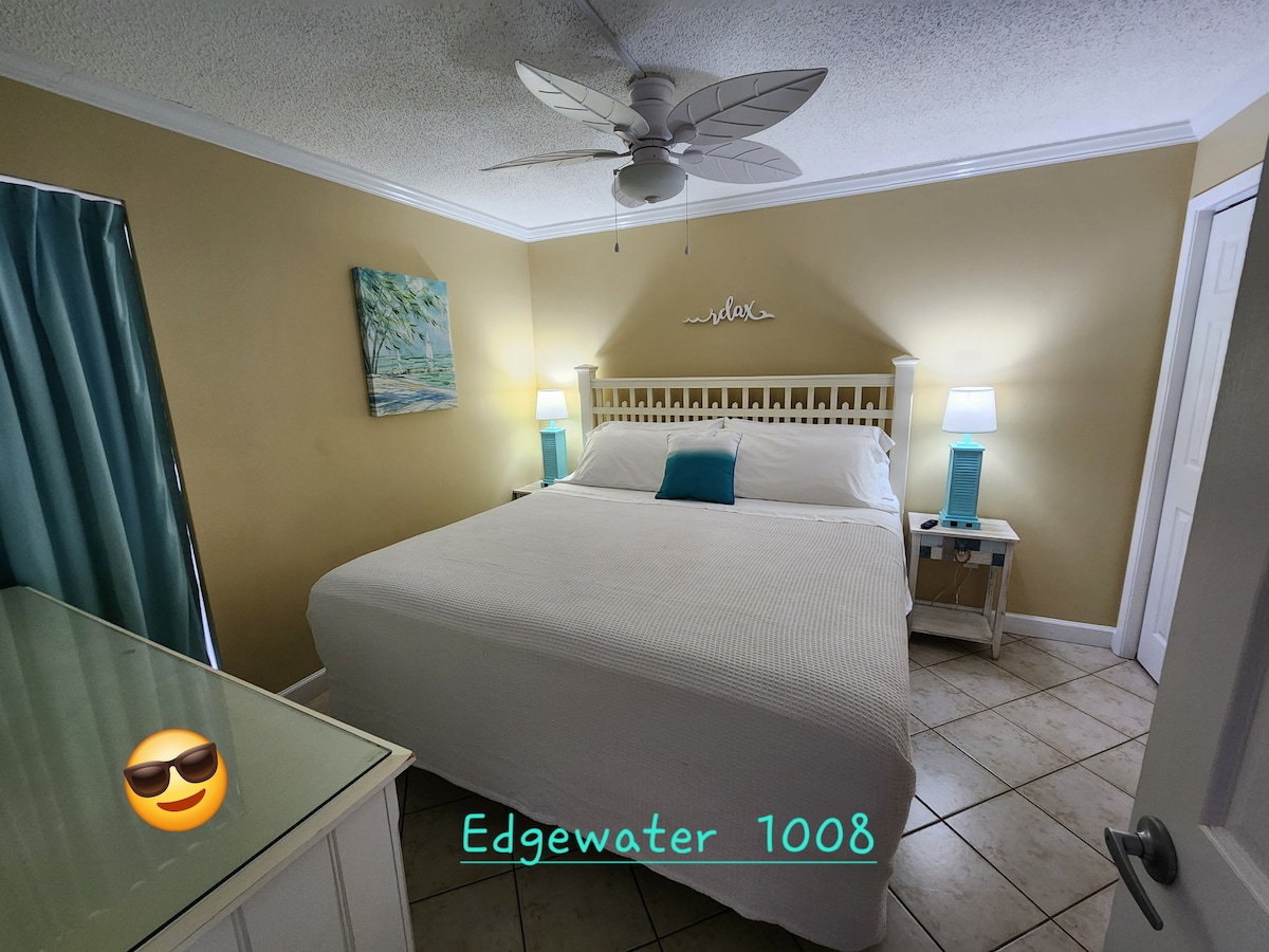 Comfortabel kingsize bed!  Lampen hebben een stekker en een USB-poort, dus je hoeft niet te zoeken naar stekker.  Smart Roku TV is boven het dressoir gemonteerd.  :)