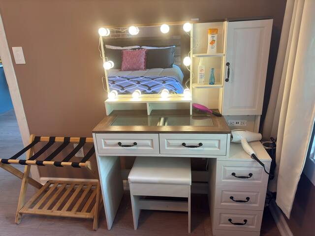 UrbanOasis, 3BD/2BA Corner Apt. Minutes to NYC gallery image 4