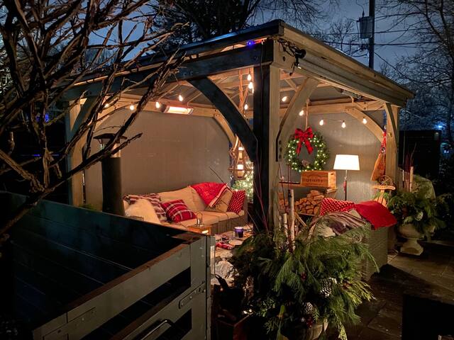 The Cottage in High Park – Free Parking! gallery image 4