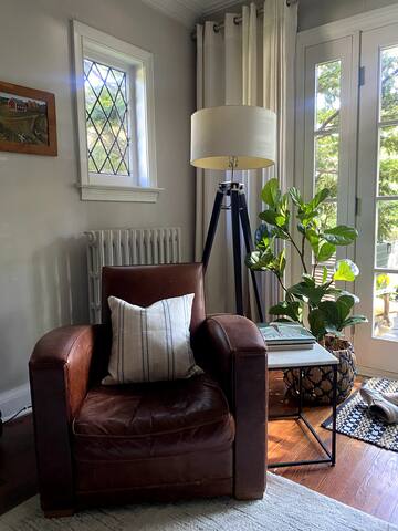 The Cottage in High Park – Free Parking! gallery image 5