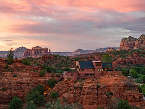 Ravens Rock Retreat: Clifftop Estate w/ 360 Views